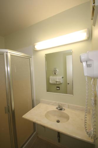 Royal Inn and Suites Charlotte Airport - image 3