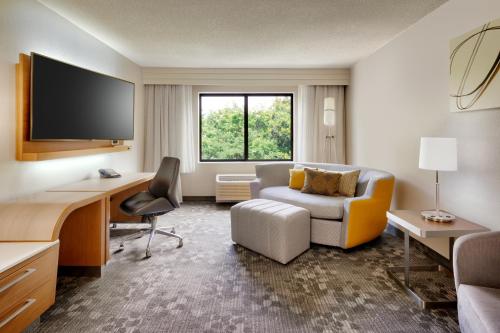 Courtyard by Marriott Charlotte Airport/Billy Graham Parkway - image 5