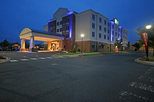 Holiday Inn Express & Suites Charlotte North an IHG Hotel - main image