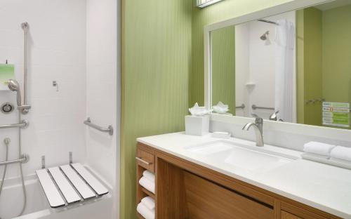 Home2 Suites by Hilton Charlotte Airport - image 3