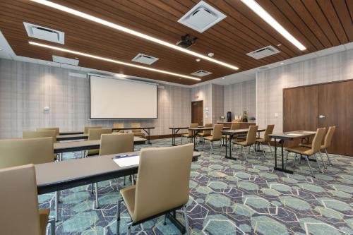 Holiday Inn Express & Suites Charlotte - Ballantyne an IHG Hotel - image 2