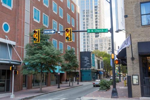 Frontdesk Skyhouse Apts Uptown Charlotte NC - image 3