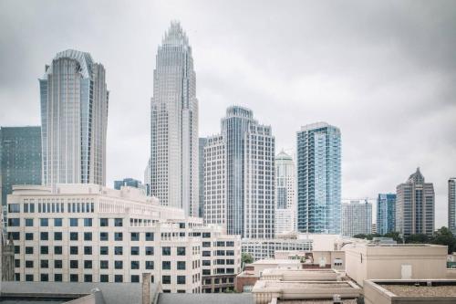 Frontdesk Uptown Apts with City Views Charlotte NC - main image