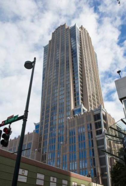 Frontdesk Uptown Apts with City Views Charlotte NC - image 3