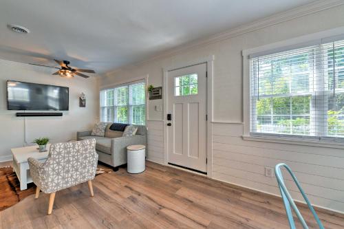 Quiet Modern Farmhouse 4 Mi to Downtown - image 3