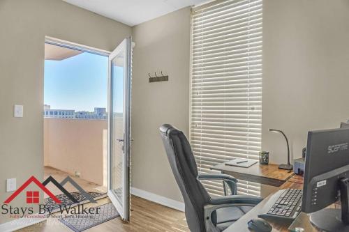 Uptown Condo Skyline Views King Bed Huge Balcony 1050 SqFt - main image