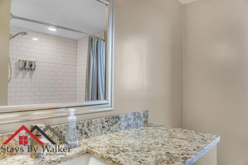 Uptown Condo Skyline Views King Bed Huge Balcony 1050 SqFt - image 3