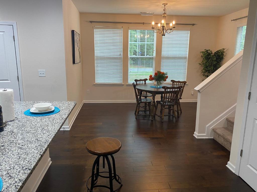 Beautiful Townhome Near Downtown Charlotte - image 4