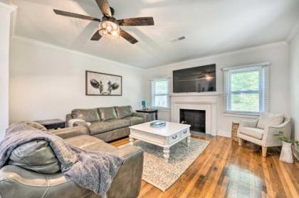 Chic Charlotte Retreat Less than 3 miles to Downtown Charlotte