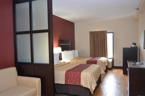 Red Roof Inn PLUS+ & Suites Chattanooga - Downtown - image 3