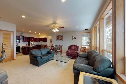 Ridgeview Lodge (lower level apartment) - image 3