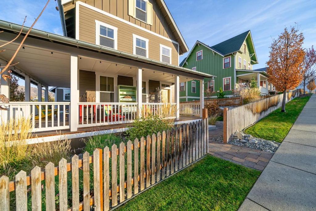 Driftwood Cottage with Carriage House #6CH - image 3