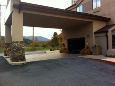 Smoky Mountain Inn & Suites - image 2