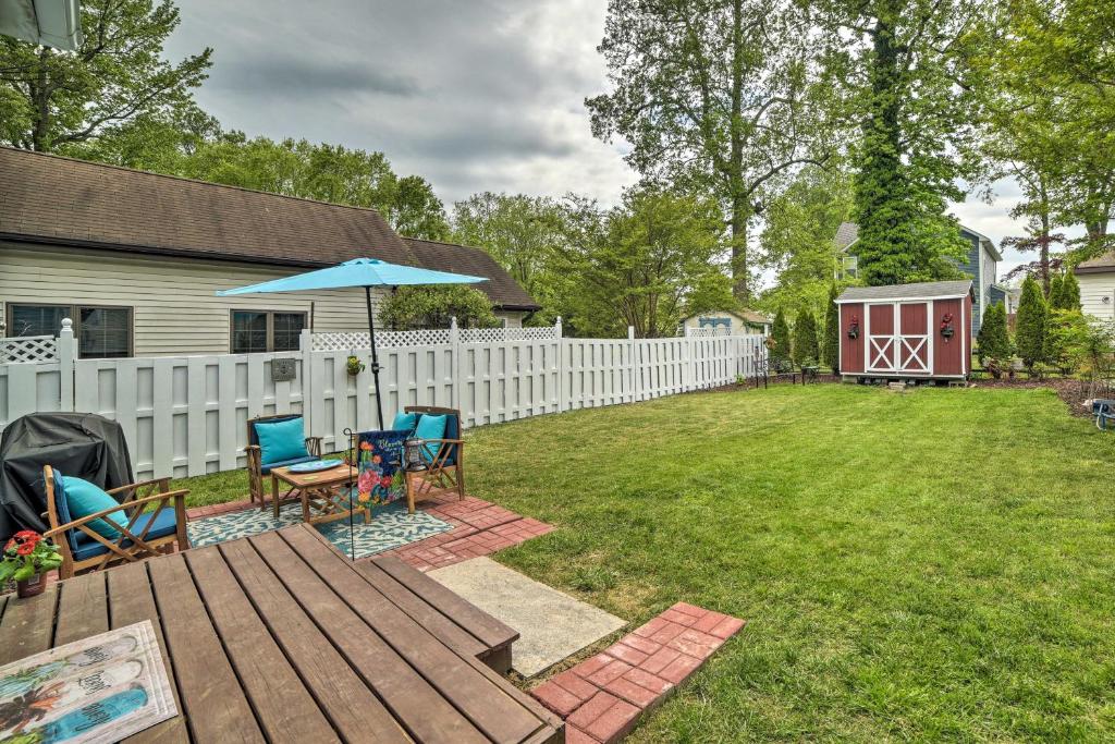 Coastal Pet-Friendly Cottage Less Than half Mi to Beaches - image 2