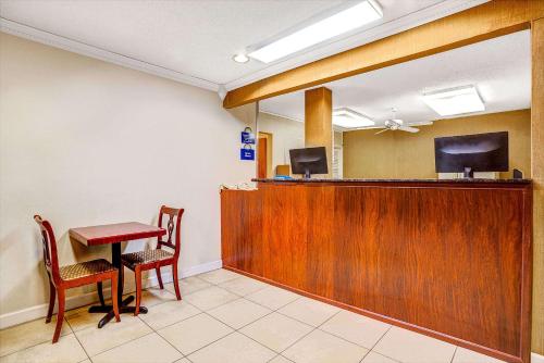 Days Inn by Wyndham Chesapeake - image 4