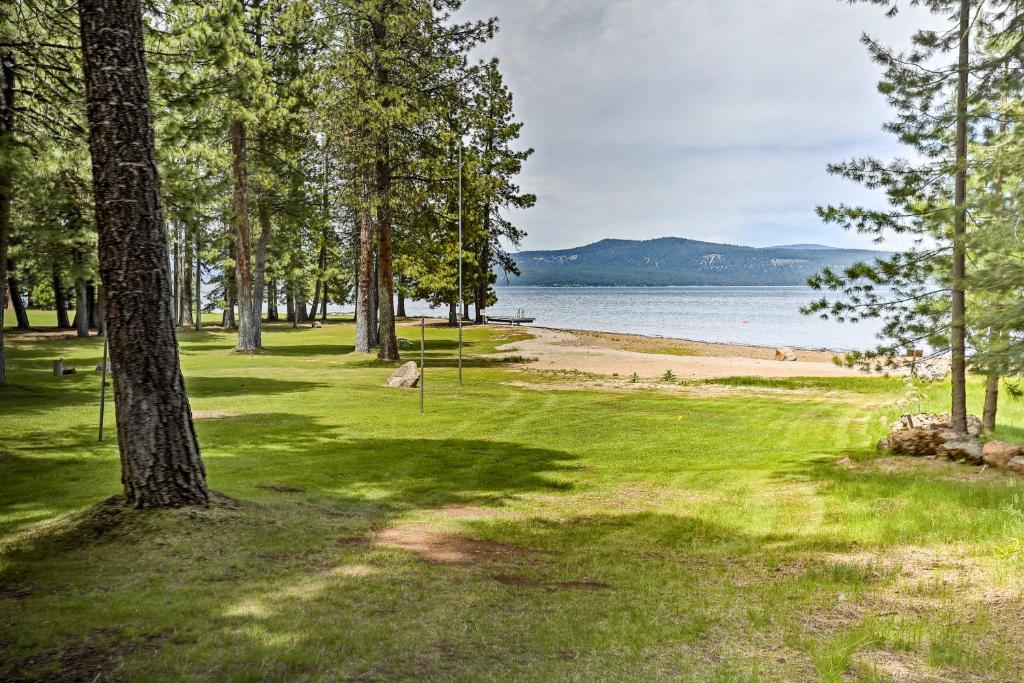 Mod Cabin with Hot Tub Walk to Lake and Golfing! - image 4