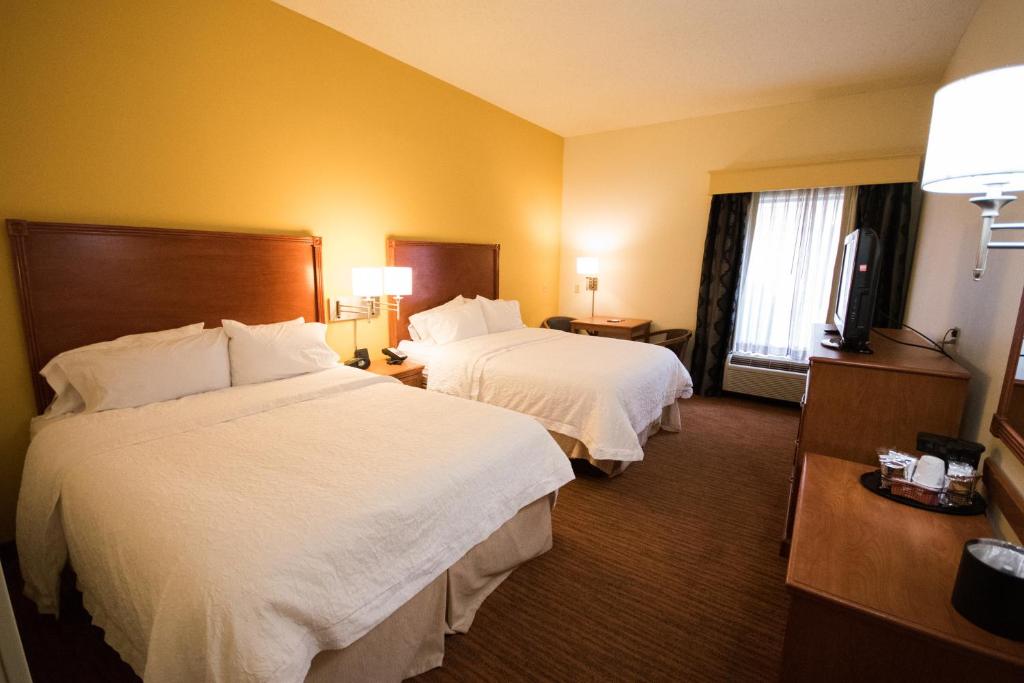 Hampton Inn & Suites St. Louis-Chesterfield - image 2