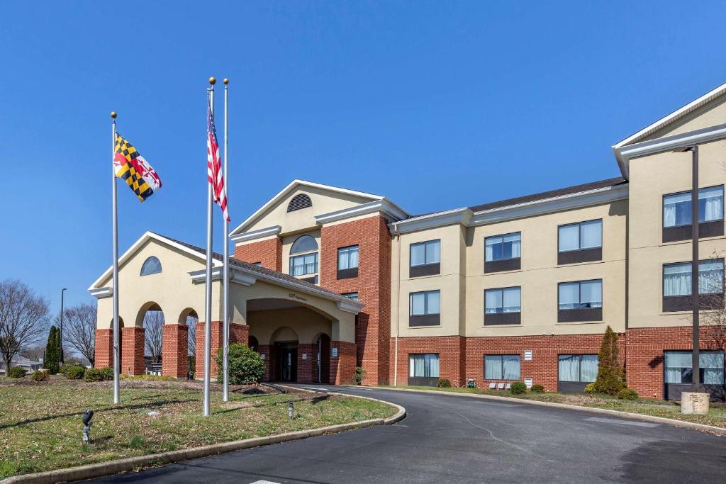 Comfort Inn & Suites - image 2