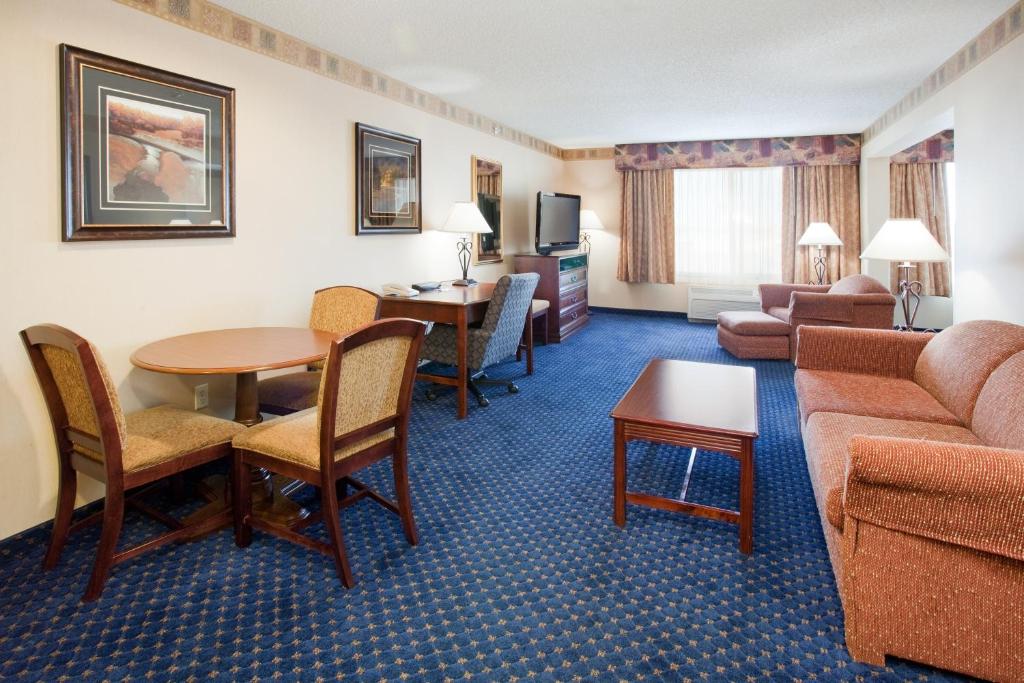 Holiday Inn Express Hotel & Suites Cheyenne an IHG Hotel - image 7