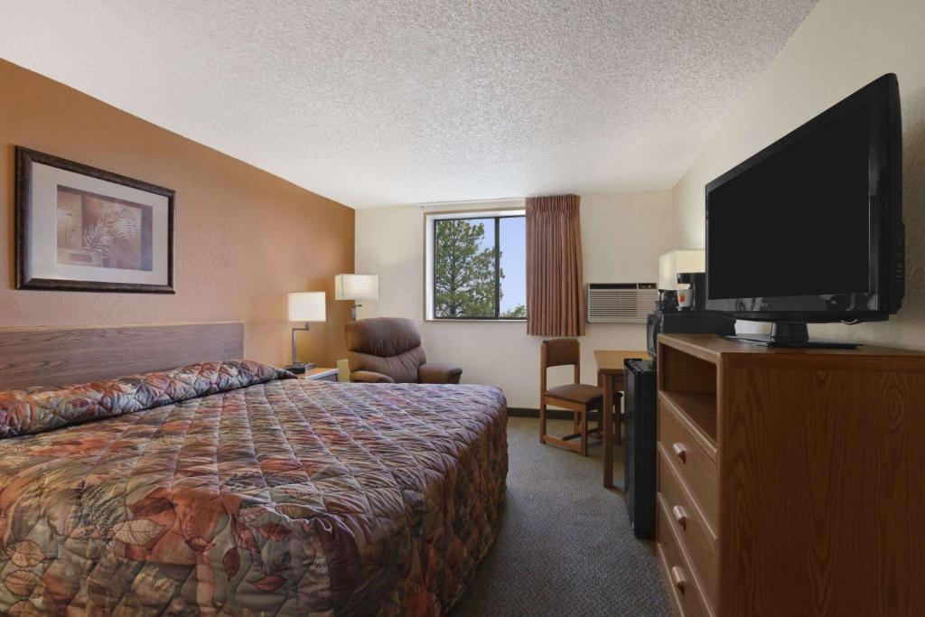 Super 8 by Wyndham Cheyenne WY - image 3