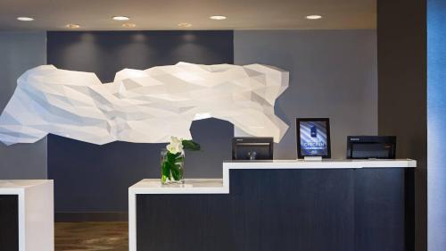 Renaissance Chicago O'Hare Suites Hotel - image 4