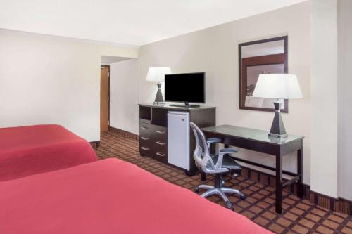 Super 8 by Wyndham Chicago IL - image 2