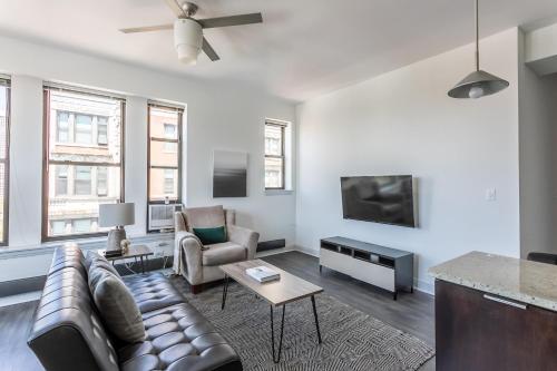 Trendy HP 2BR with Fast Transit to UChicago & DT by Zencity - main image