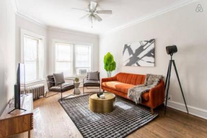 Aesthetically Vibrant 2BR Apt at Lincoln Square