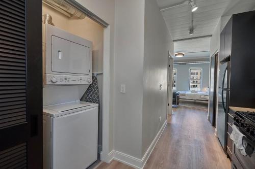 Chic Wrigleyville Studio with Balcony by Zencity - image 4