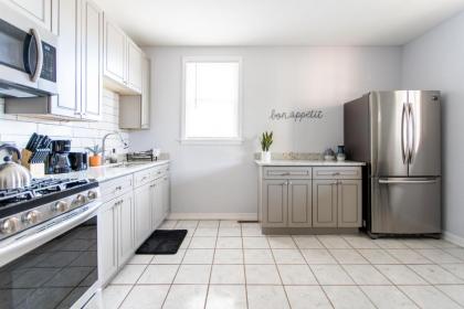 Stylish and Cute 2BR Condo Near Wrigley! - image 14