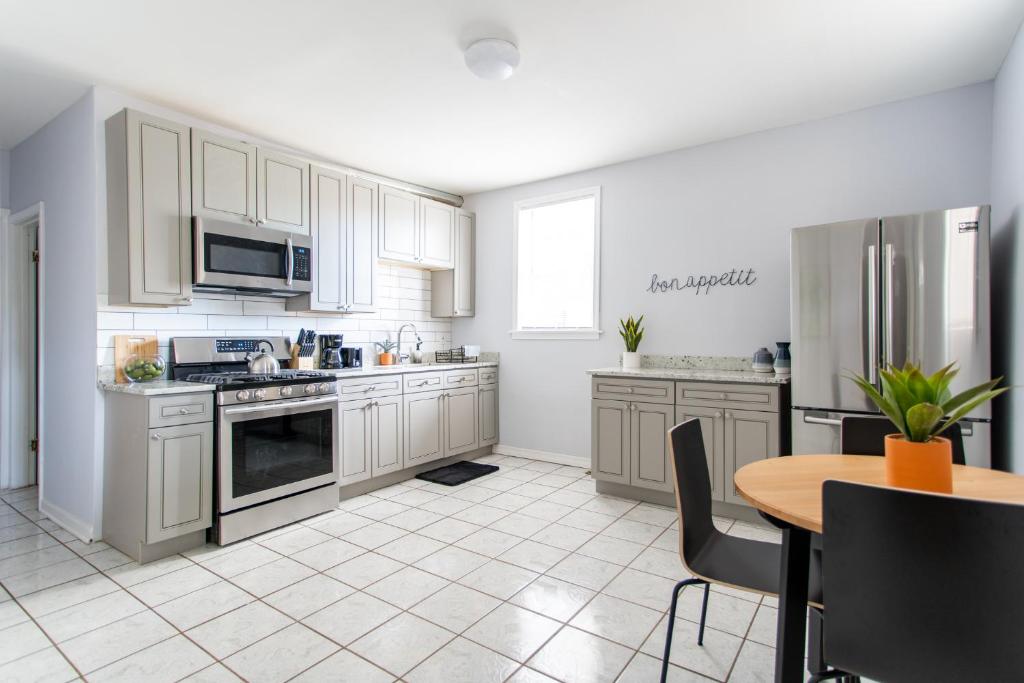 Stylish and Cute 2BR Condo Near Wrigley! - image 6