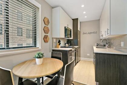 Fun Location Studio Apt near Boystown Best Price! OD8 - image 10