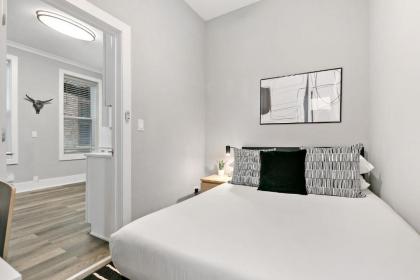 Stylish Comfortable 2-Bedroom 1 Bath West Town - image 15