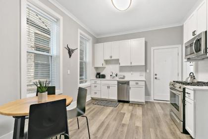 Stylish Comfortable 2-Bedroom 1 Bath West Town - image 18