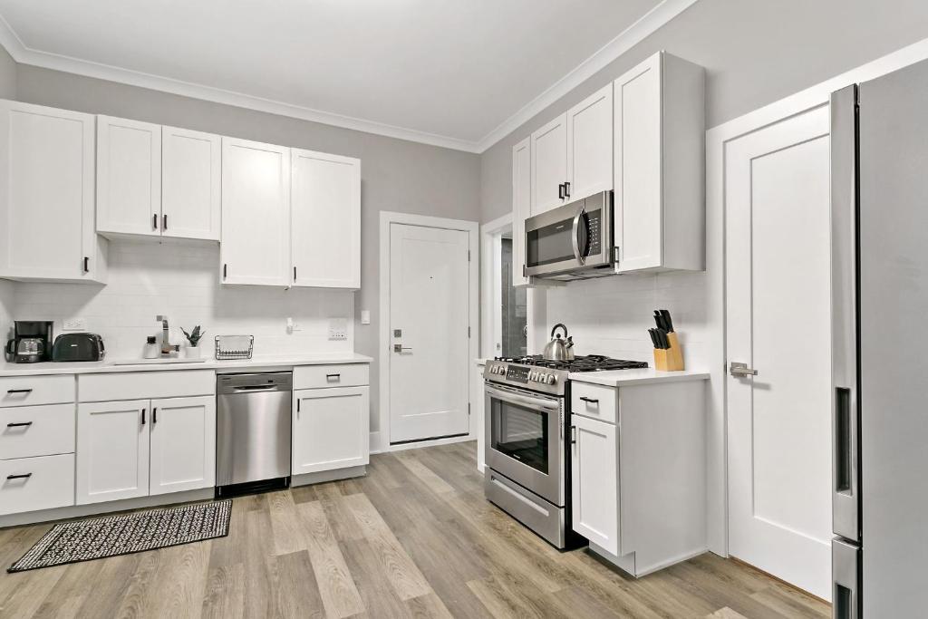 Stylish Comfortable 2-Bedroom 1 Bath West Town - image 2