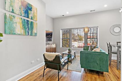 Charming 2BR Apt Nearby Transit Shops & Logan Sq - image 10