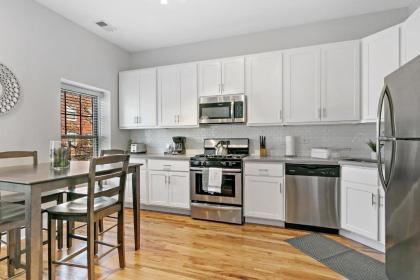 Charming 2BR Apt Nearby Transit Shops & Logan Sq - image 11