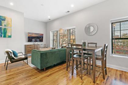 Charming 2BR Apt Nearby Transit Shops & Logan Sq - image 12