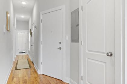 Charming 2BR Apt Nearby Transit Shops & Logan Sq - image 14