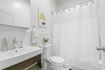 Charming 2BR Apt Nearby Transit Shops & Logan Sq - image 15