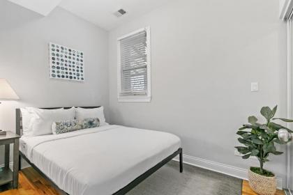 Charming 2BR Apt Nearby Transit Shops & Logan Sq - image 16