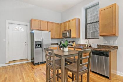 Charming 2BR Apt Nearby Transit Shops & Logan Sq - image 3