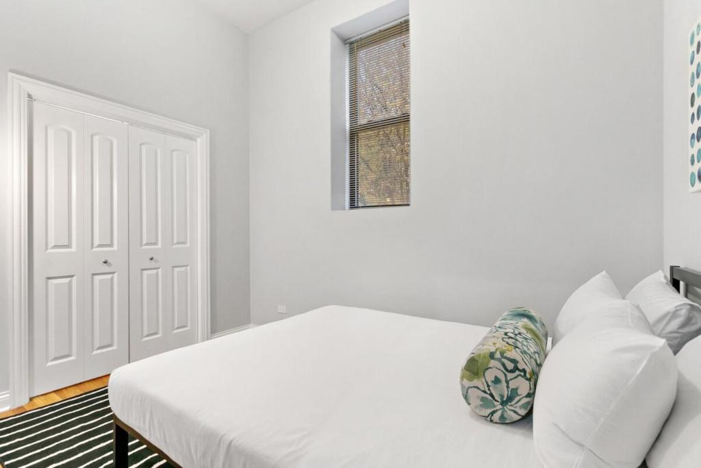 Charming 2BR Apt Nearby Transit Shops & Logan Sq - image 5