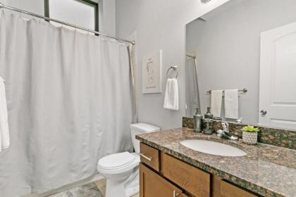 Charming 2BR Apt Nearby Transit Shops & Logan Sq - image 6