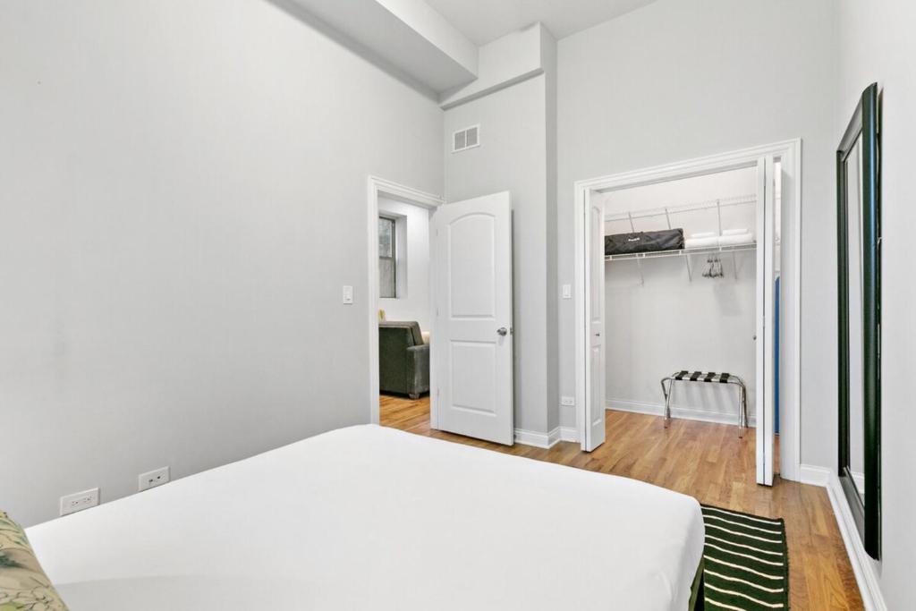 Charming 2BR Apt Nearby Transit Shops & Logan Sq - image 7