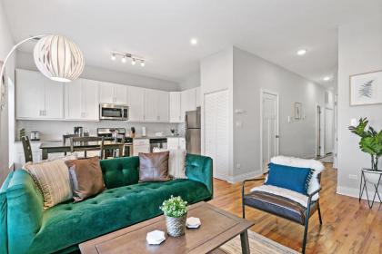 Charming 2BR Apt Nearby Transit Shops & Logan Sq - image 8