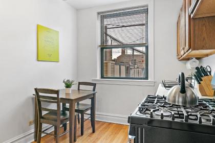 Welcoming and Trendy 1BR Apt in Vibrant North Center - image 10