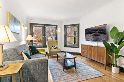 Welcoming and Trendy 1BR Apt in Vibrant North Center - image 14