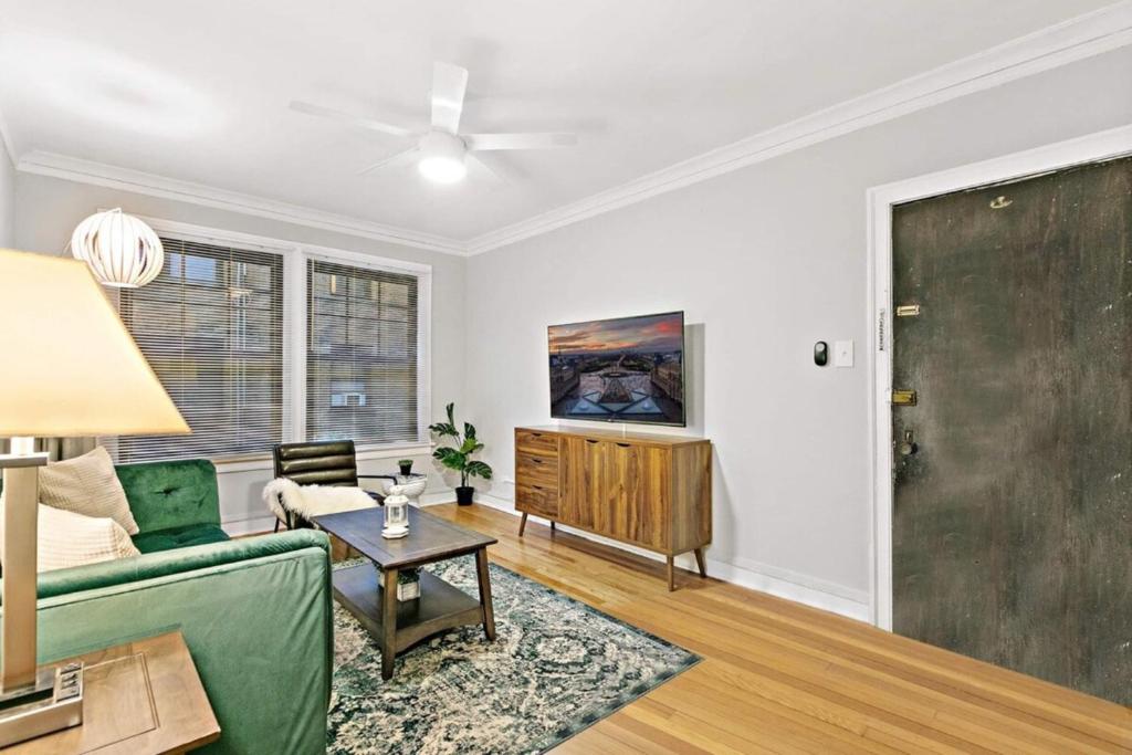 1-Bedroom Apt 3-min to train to Chicago Downtown - image 3