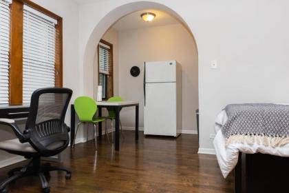 Classic HP 1BR with Fast Transit to UChicago & DT by Zen Rentals - image 2